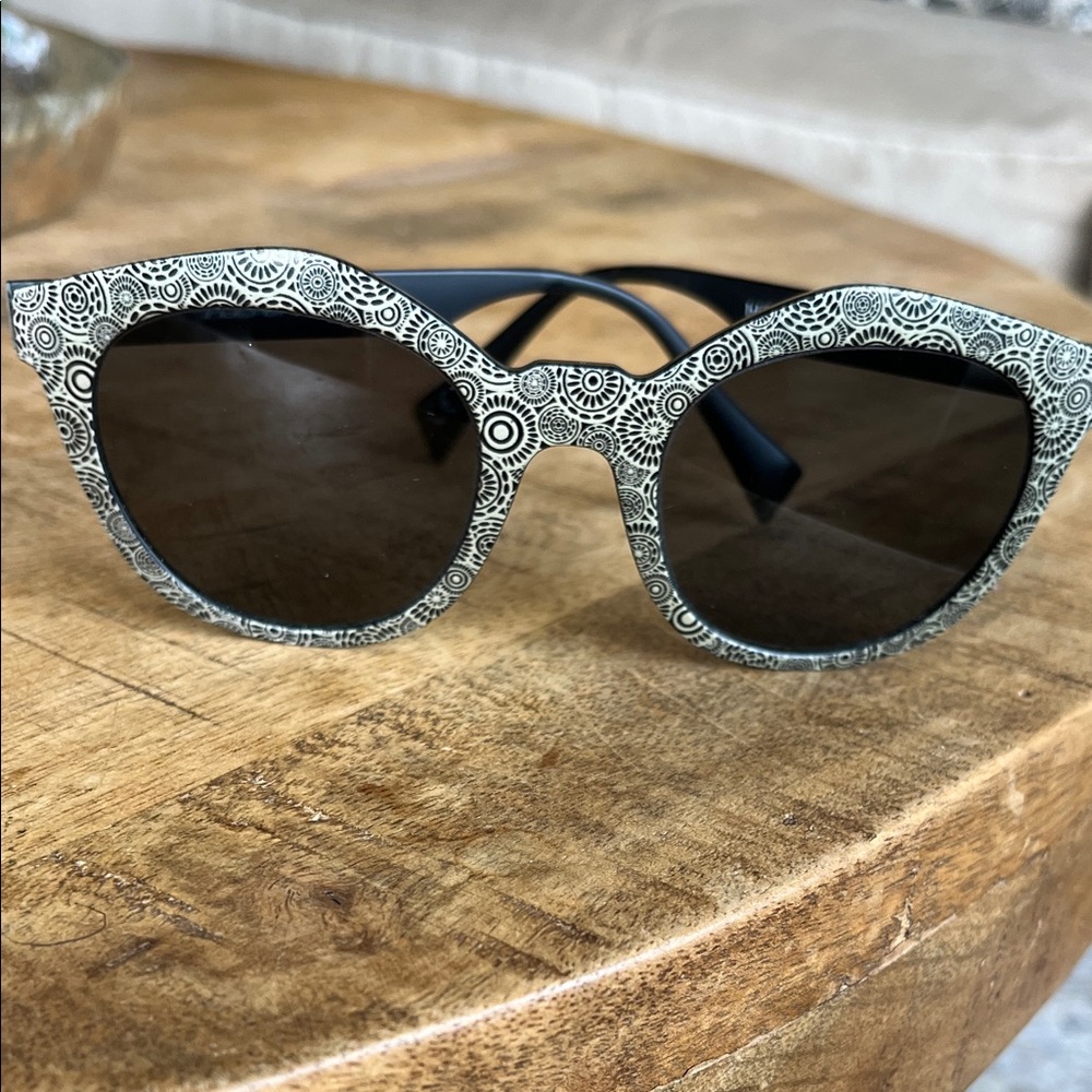 Stylish Black Patterned Sunglasses - image 1